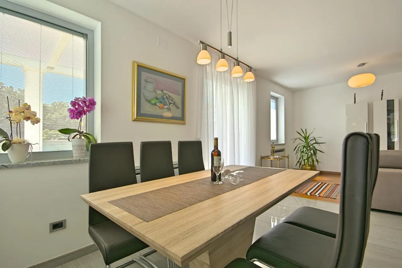אומאג Villa Family Paris