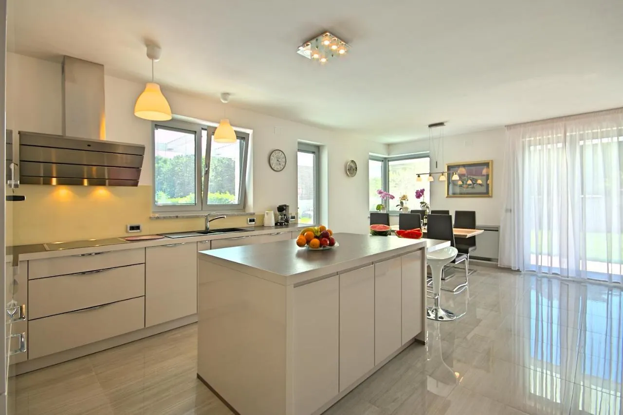 אומאג Villa Family Paris