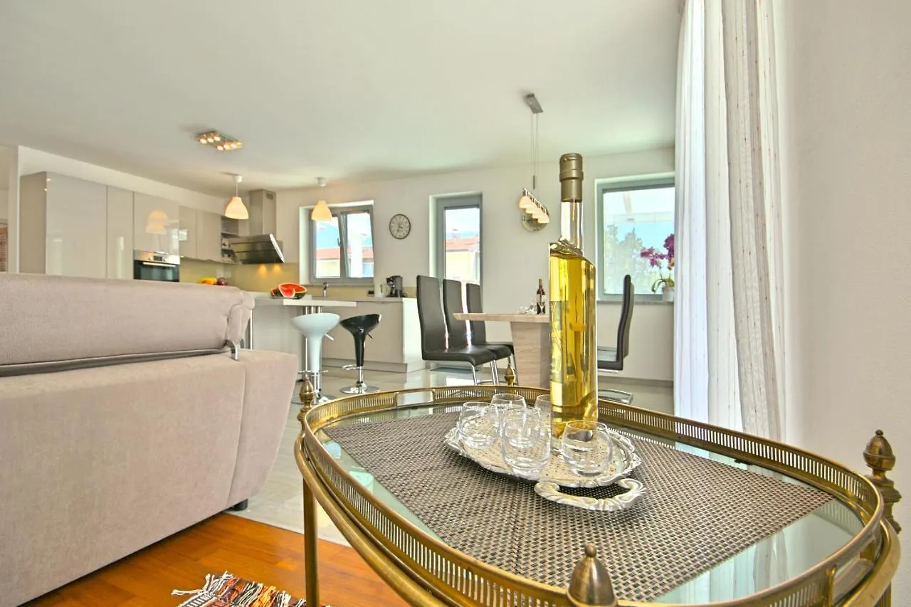 אומאג Villa Family Paris 0*,  קרואטיה
