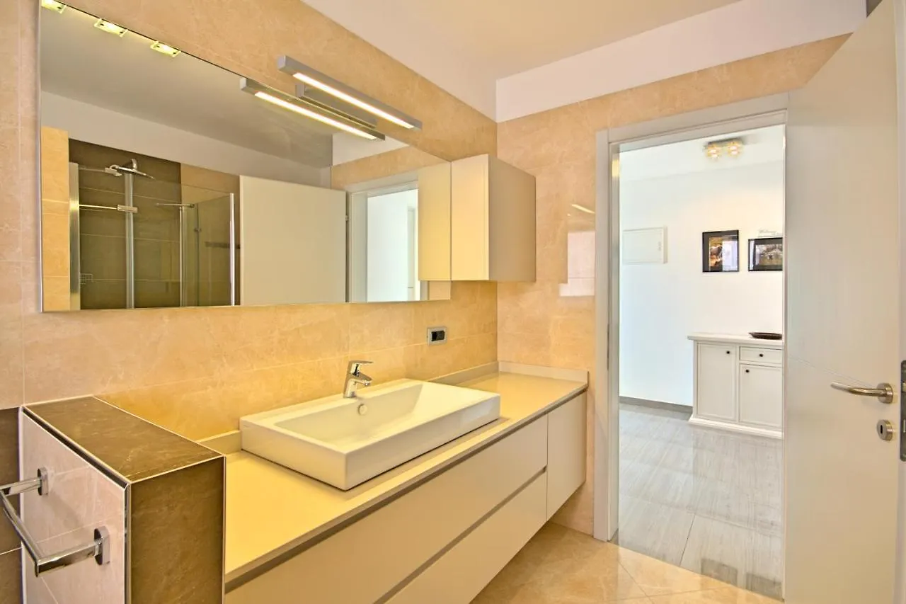 אומאג Villa Family Paris