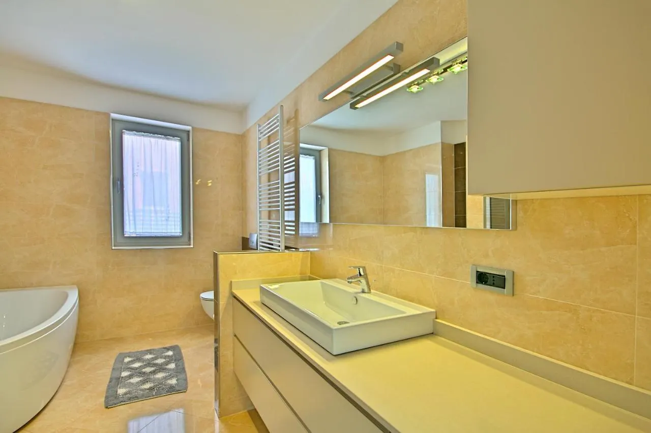 אומאג Villa Family Paris