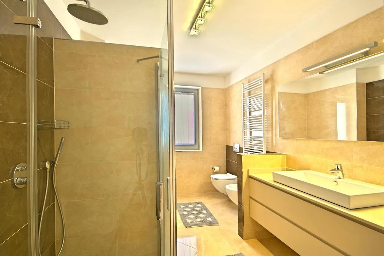 אומאג Villa Family Paris