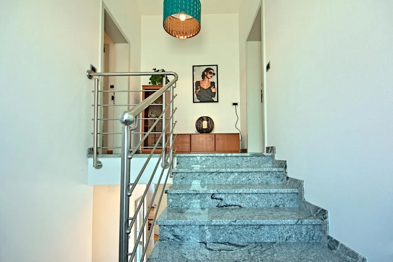 אומאג Villa Family Paris