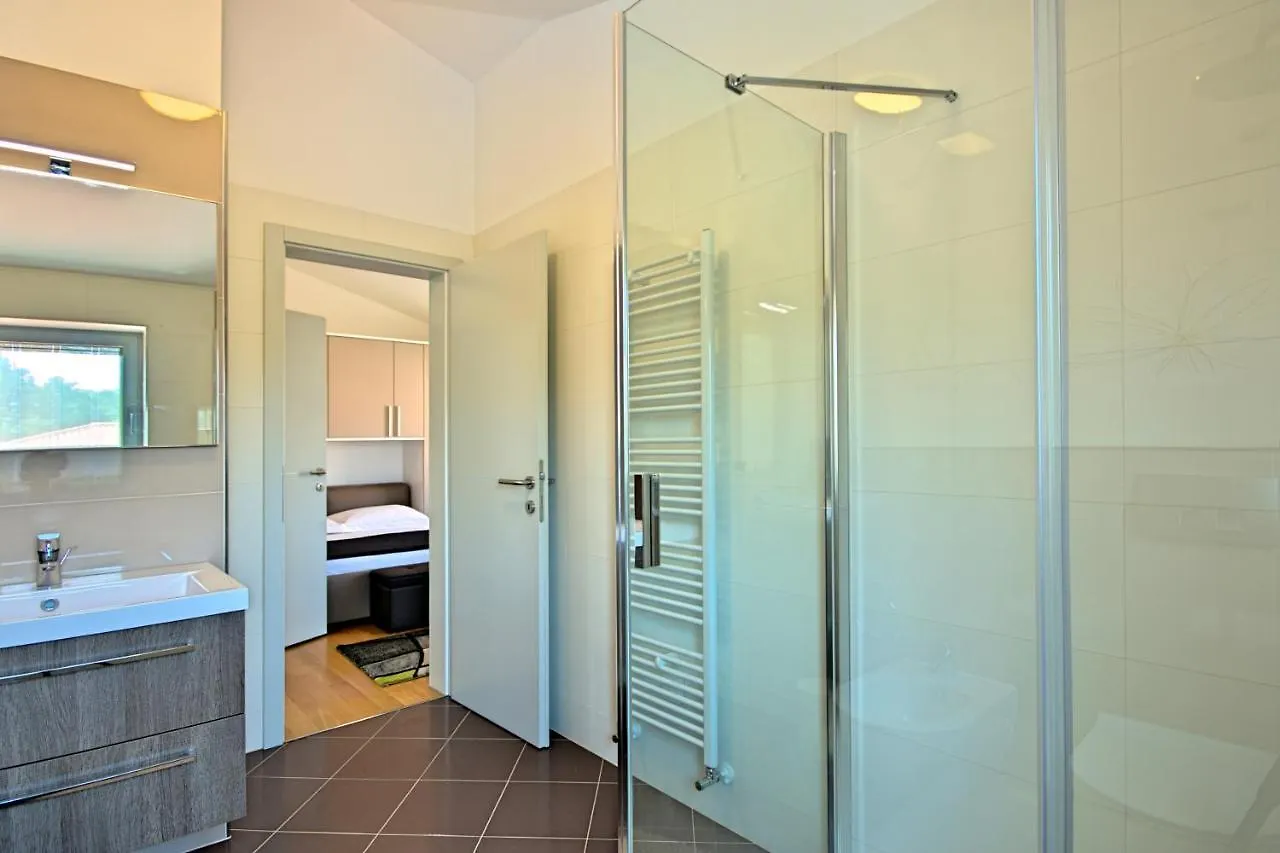 אומאג Villa Family Paris