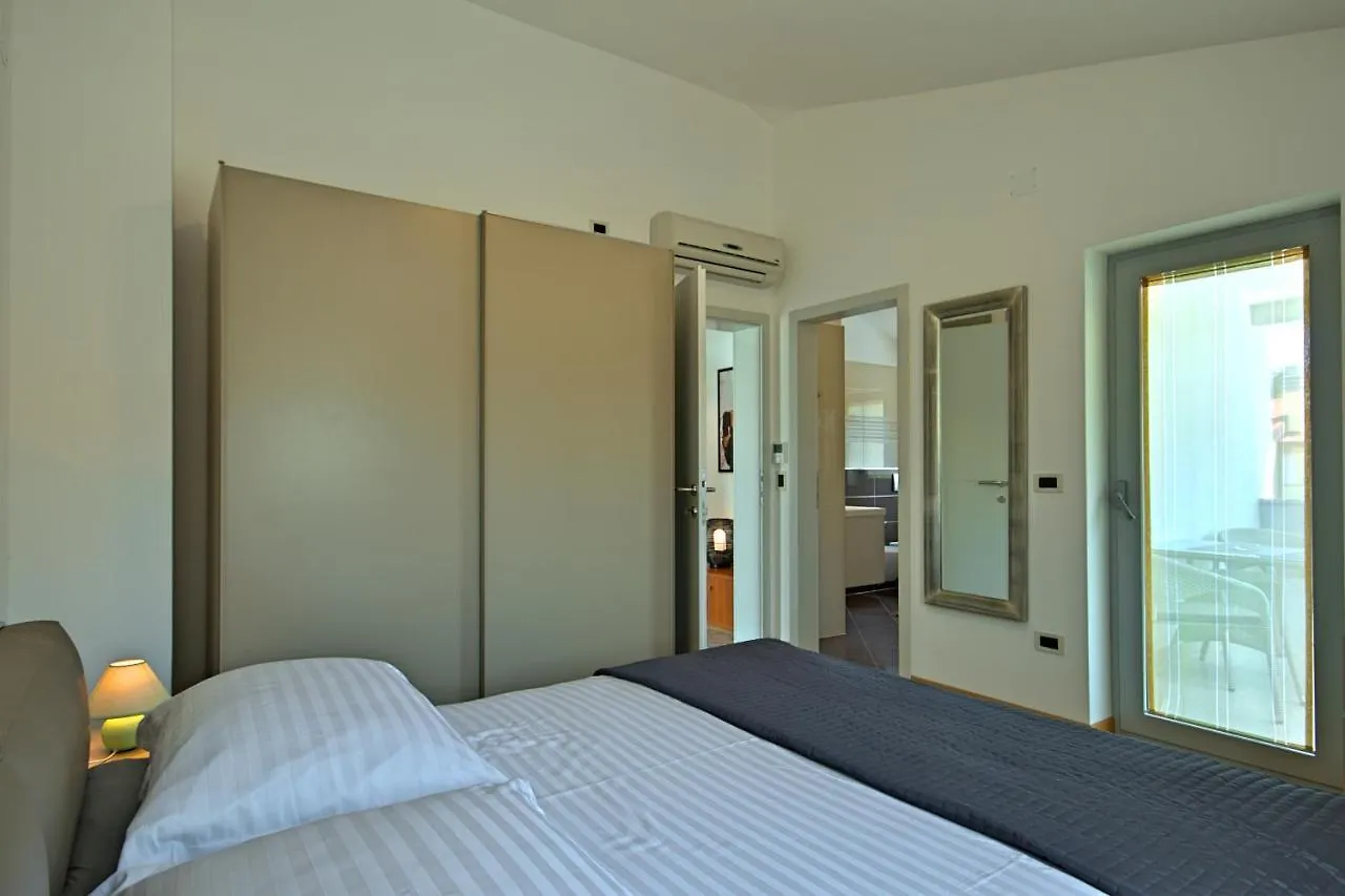 אומאג Villa Family Paris