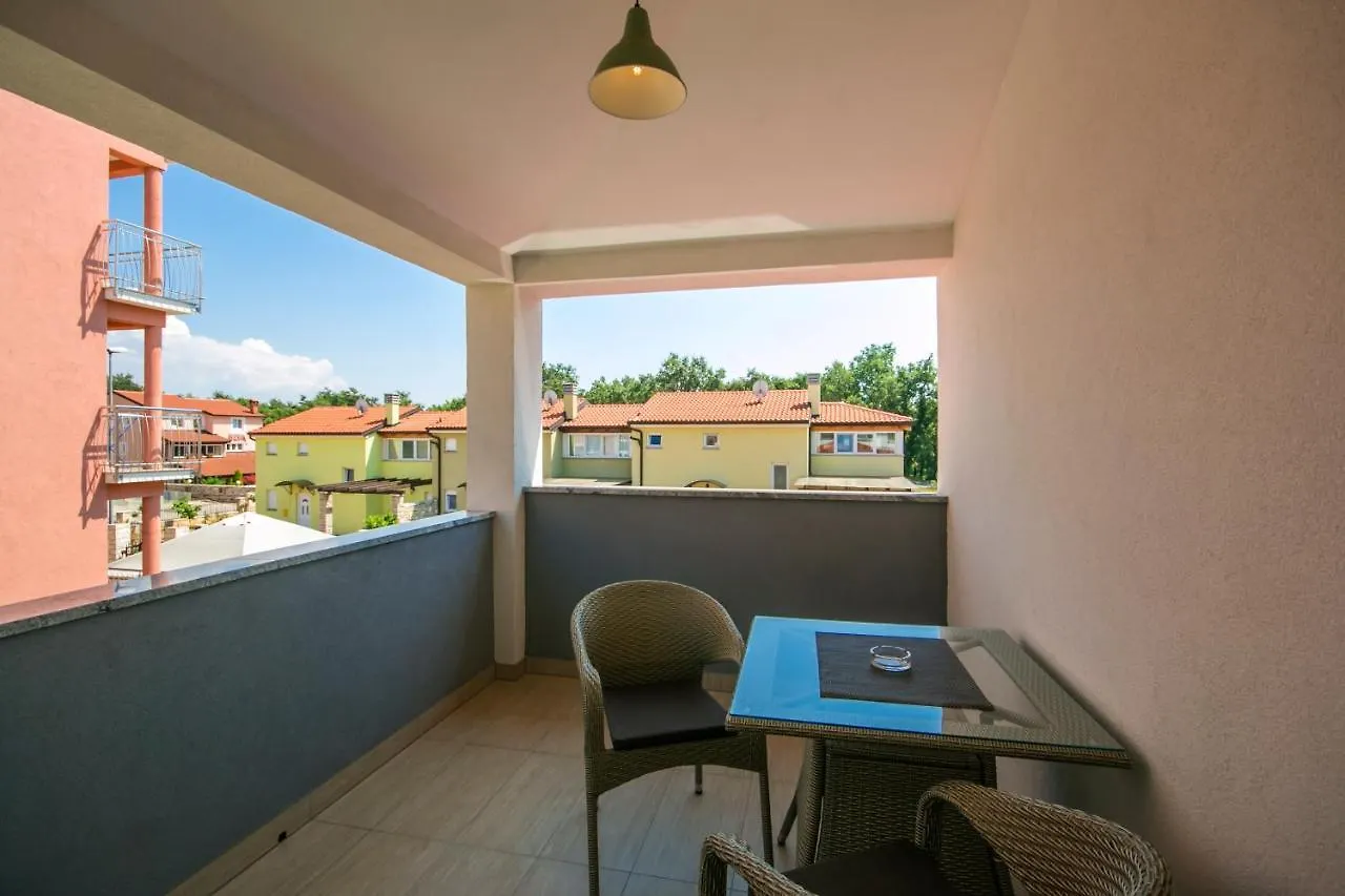 אומאג Villa Family Paris