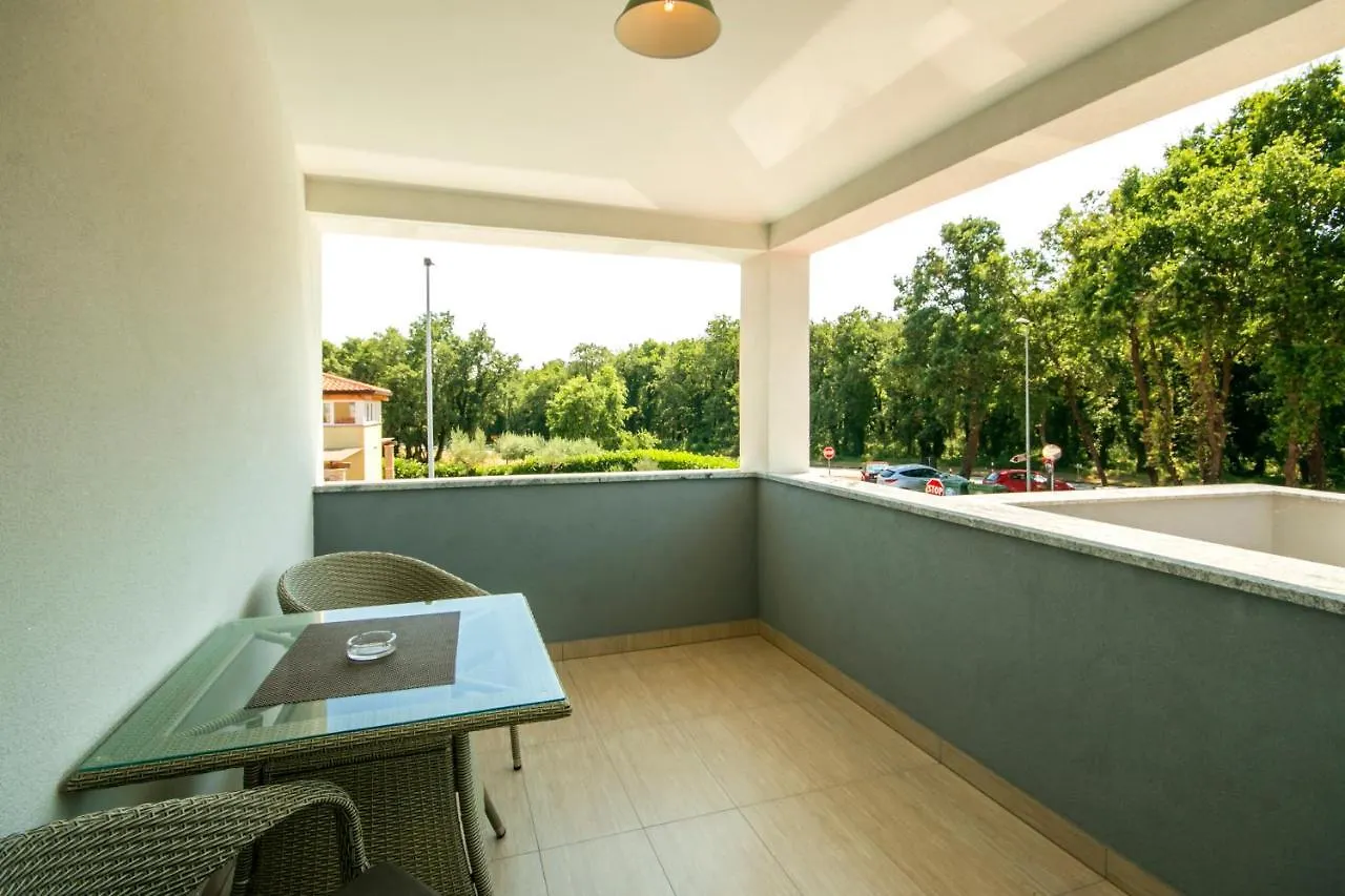 אומאג Villa Family Paris